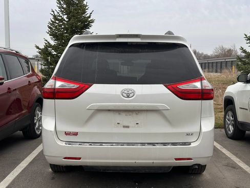 Used 2018 Toyota Sienna XLE w/ Carpet Mat Package FWD image 3