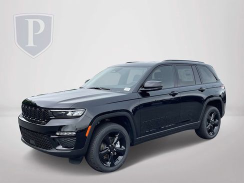 New 2025 Jeep Grand Cherokee Altitude image 4