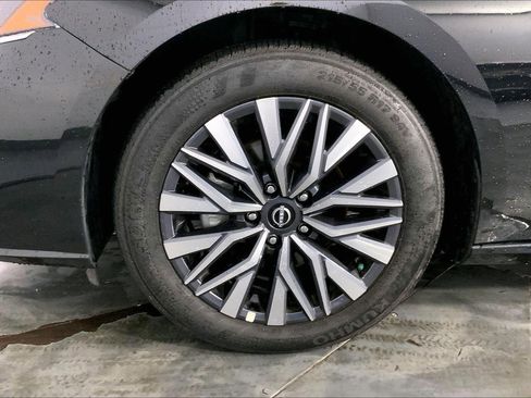 Used 2025 Nissan Altima 2.5 SV FWD image 9
