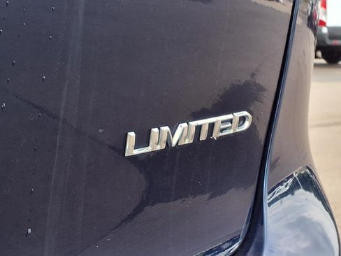 Used 2019 Chrysler Pacifica Limited w/ Tire & Wheel Group FWD image 8