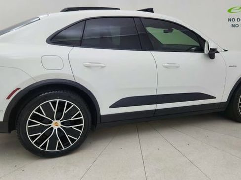 Used 2025 Porsche Macan Electric RWD image 6
