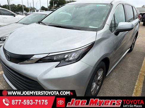 Used 2025 Toyota Sienna LE FWD image 1