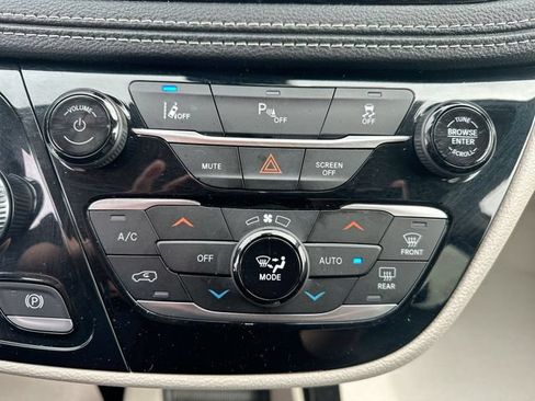 Used 2023 Chrysler Pacifica Touring-L FWD image 38