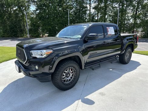 Used 2017 Toyota Tacoma SR5 w/ Tow Package RWD image 5