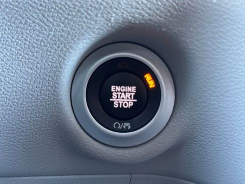 Used 2024 Chrysler Pacifica Touring-L image 11