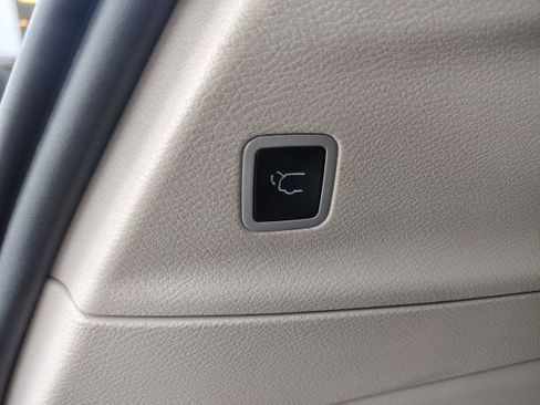 Certified 2024 Chrysler Voyager LX image 14