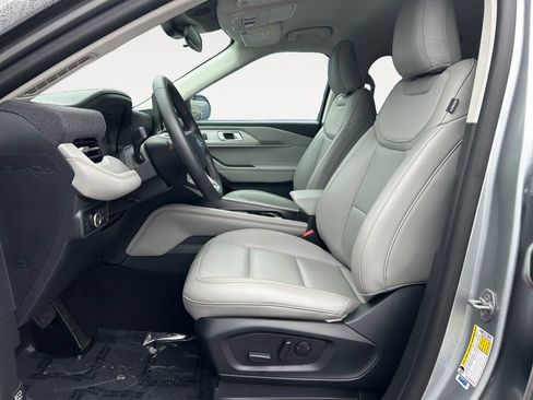Used 2025 Ford Explorer Active w/ Active Comfort Package AWD/4WD image 16
