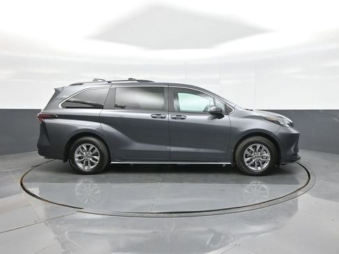 Used 2025 Toyota Sienna LE w/ LE Plus Package image 8