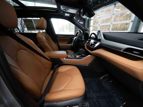 Used 2024 Toyota Highlander Platinum image 24