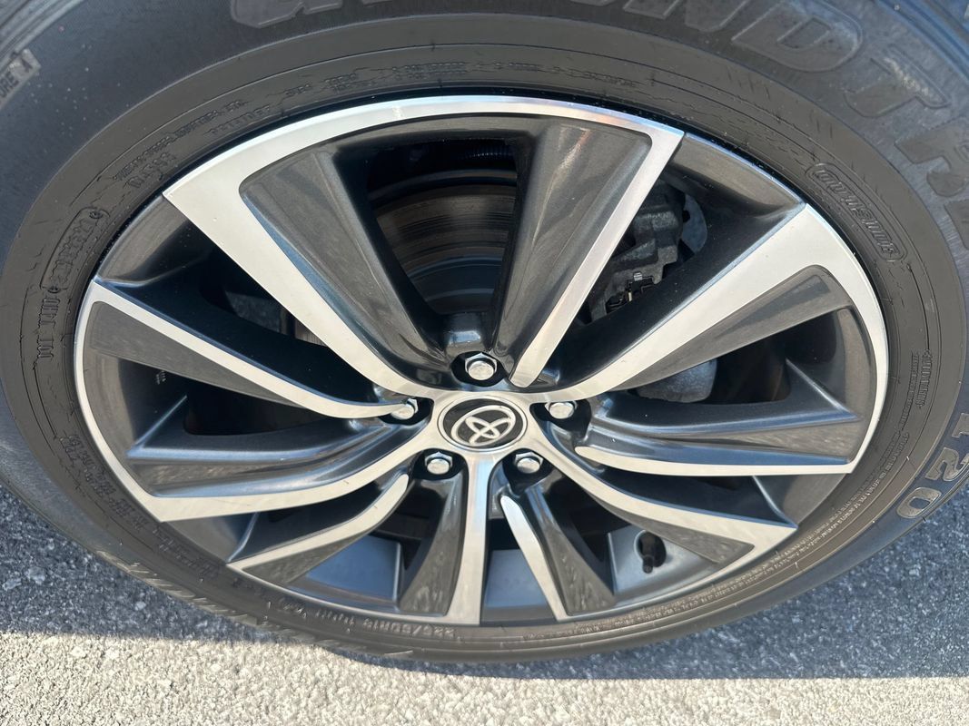 Used 2021 Toyota Venza LE AWD/4WD image 21