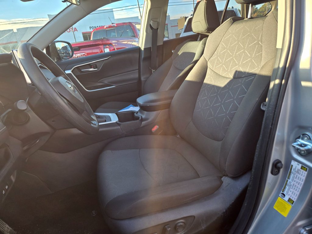 Used 2025 Toyota RAV4 XLE FWD image 9