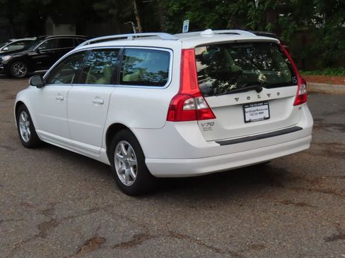 Used 2010 Volvo V70 FWD image 3