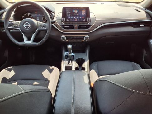 Used 2025 Nissan Altima 2.5 SV image 9