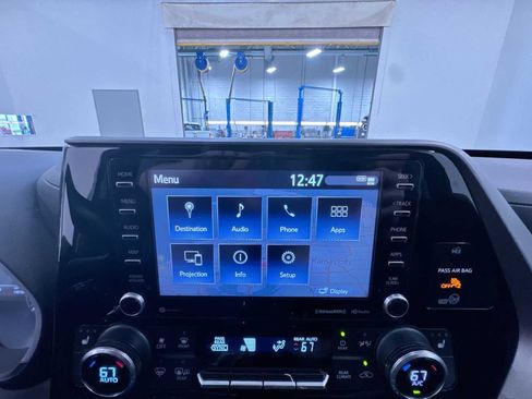Used 2021 Toyota Highlander XLE AWD/4WD image 25