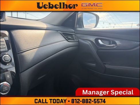 Used 2017 Nissan Rogue SV w/ SV Premium Package image 32