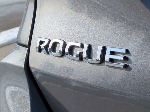 Used 2017 Nissan Rogue SV w/ Sun & Sound Touring Package image 12