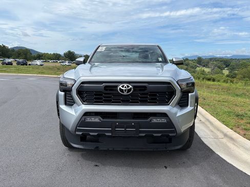 Used 2025 Toyota Tacoma TRD Off-Road AWD/4WD image 2