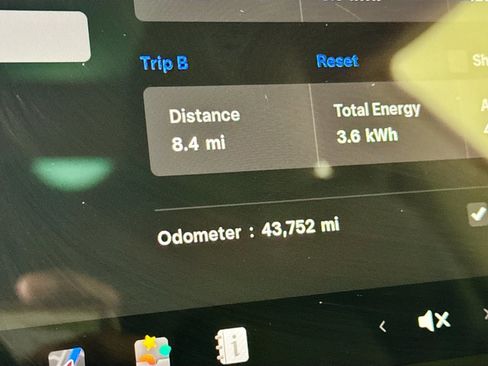 Used 2022 Tesla Model 3 Standard Range image 11