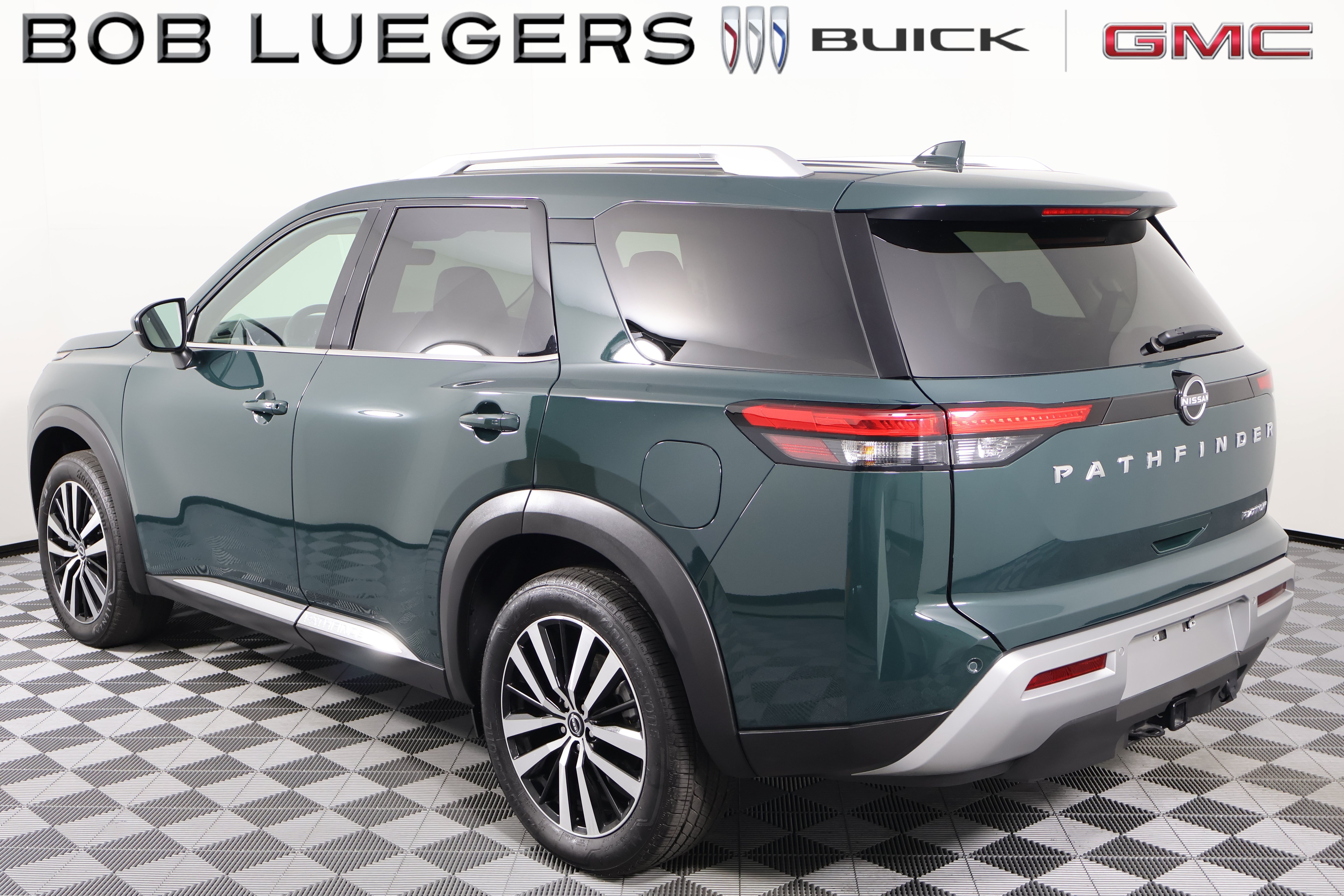 Used 2025 Nissan Pathfinder Platinum FWD image 4