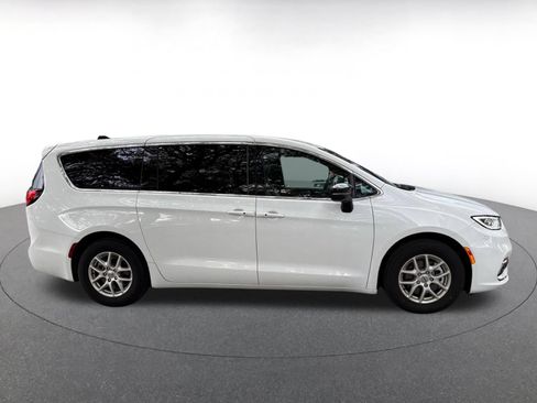 Used 2025 Chrysler Pacifica Select FWD image 8