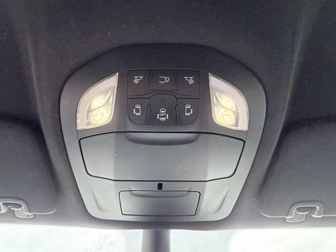 Used 2025 Chrysler Pacifica Select image 15