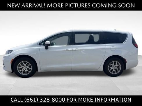Used 2023 Chrysler Pacifica Touring-L FWD image 2