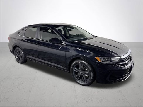 Certified 2024 Volkswagen Jetta SE image 5