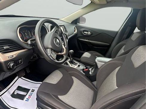 Used 2016 Jeep Cherokee Sport image 12