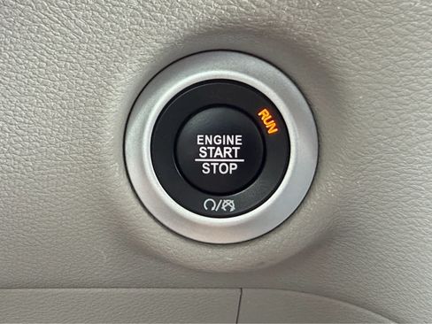 Used 2024 Chrysler Pacifica Touring-L FWD image 28