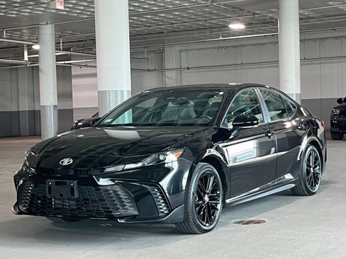 Used 2025 Toyota Camry SE AWD/4WD image 4