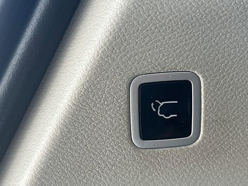 Used 2023 Chrysler Pacifica Touring-L FWD image 19