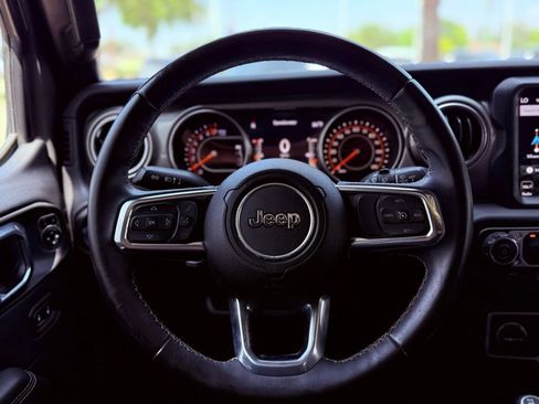 Used 2018 Jeep Wrangler Unlimited Sahara AWD/4WD image 19