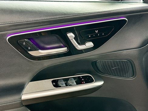 Used 2025 Mercedes-Benz GLC 300 4MATIC image 17