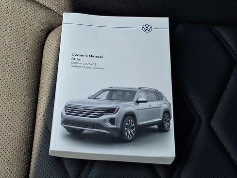 Used 2025 Volkswagen Atlas Peak Edition SE AWD/4WD image 27