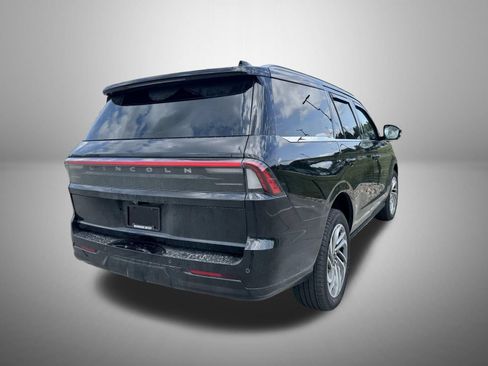 Used 2026 Lincoln Navigator Reserve AWD/4WD image 3
