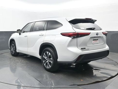 Used 2022 Toyota Highlander XLE FWD image 3