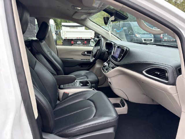 Used 2024 Chrysler Pacifica Limited FWD image 9