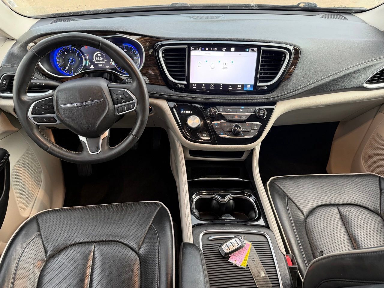 Used 2023 Chrysler Pacifica Limited FWD image 11