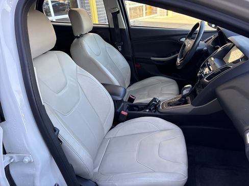 Used 2016 Ford Focus Titanium w/ Titanium Technology Package image 32