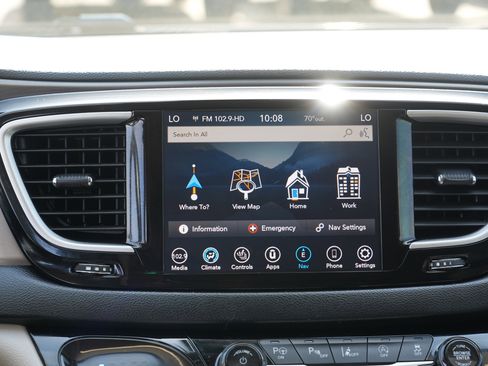 Used 2020 Chrysler Pacifica Touring-L Plus w/ Advanced Safetytec Group FWD image 21