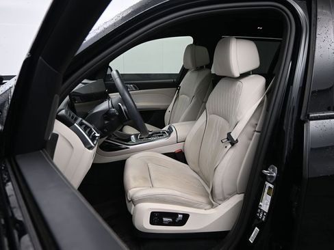 Used 2025 BMW X7 M60i image 28