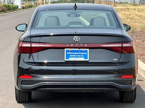 Used 2025 Volkswagen Jetta SE FWD image 4