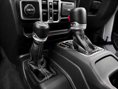 Used 2024 Jeep Wrangler Unlimited w/ Convenience Group AWD/4WD image 29