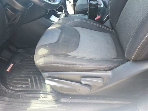 Used 2015 Jeep Cherokee Sport FWD image 9