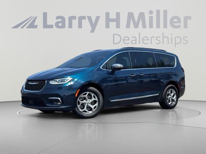 Used 2022 Chrysler Pacifica Limited w/ Uconnect Theater Family Group