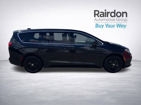 Used 2023 Chrysler Pacifica Touring-L FWD image 9