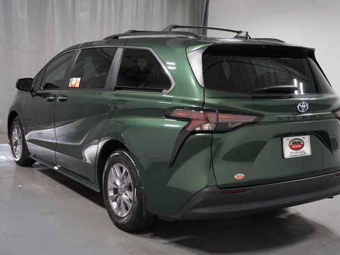 Used 2023 Toyota Sienna XLE FWD image 6