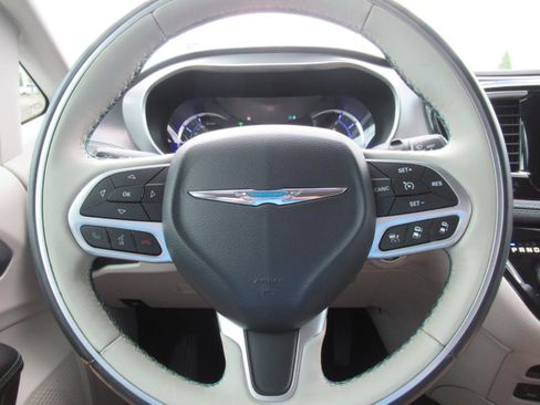 Used 2017 Chrysler Pacifica Platinum FWD image 26