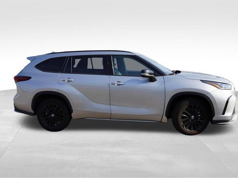Used 2025 Toyota Highlander XSE AWD/4WD image 2