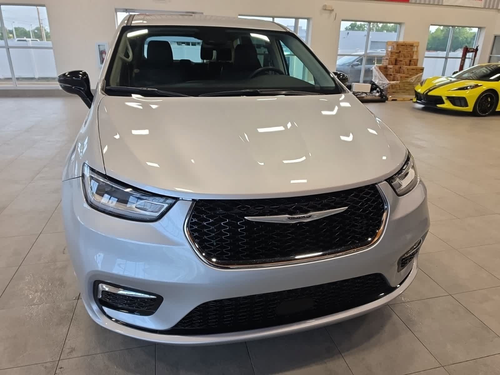 Used 2024 Chrysler Pacifica Touring-L FWD image 3